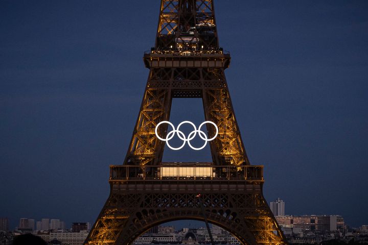 Το σύμβολο των Ολυμπιακών Αγώνων στον Πύρο του Άιφελ στο Παρίσι 