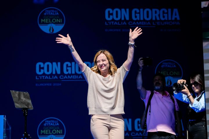 H Ιταλίδα πρωθυπουργός Τζόρτζια Μελόνι χαιρετάει από τη σκηνή κατά τη διάρκεια μιας προεκλογικής συγκέντρωσης ενόψει των ευρωεκλογών στην Ιταλία στις 8 και 9 Ιουνίου. Ρώμη, Σάββατο 1 Ιουνίου 2024. (AP Photo/Alessandra Tarantino)