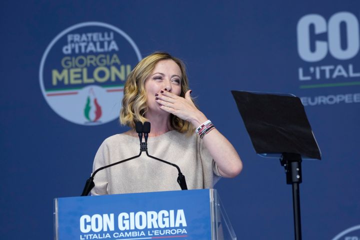 H Ιταλίδα πρωθυπουργός Τζόρτζια Μελόνι χαιρετάει από τη σκηνή κατά τη διάρκεια μιας προεκλογικής συγκέντρωσης ενόψει των ευρωεκλογών στην Ιταλία στις 8 και 9 Ιουνίου. Ρώμη, Σάββατο 1 Ιουνίου 2024. (AP Photo/Alessandra Tarantino)