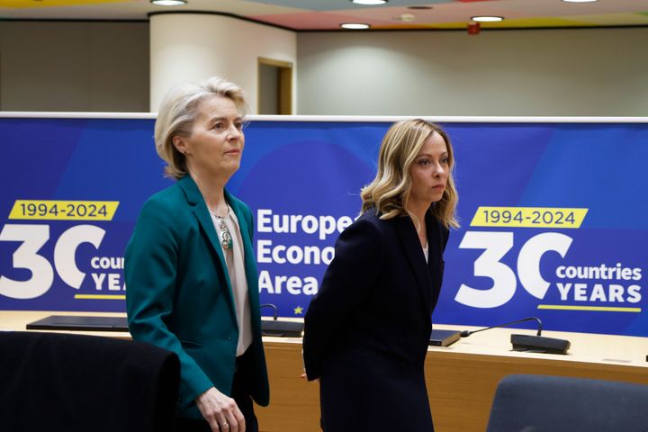 ΑΡΧΕΙΟ - Η πρωθυπουργός της Ιταλίας Giorgia Meloni, δεξιά, και η Πρόεδρος της Ευρωπαϊκής Επιτροπής Ούρσουλα φον ντερ Λάιεν φθάνουν σε μια συνάντηση στρογγυλής τραπέζης σε μια Σύνοδο Κορυφής της ΕΕ στις Βρυξέλλες, στις 22 Μαρτίου 2024. (AP Photo/Omar Havana)