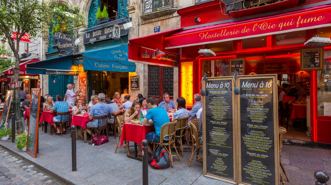 6 Red Flags You're About To Eat At A Tourist Trap Restaurant