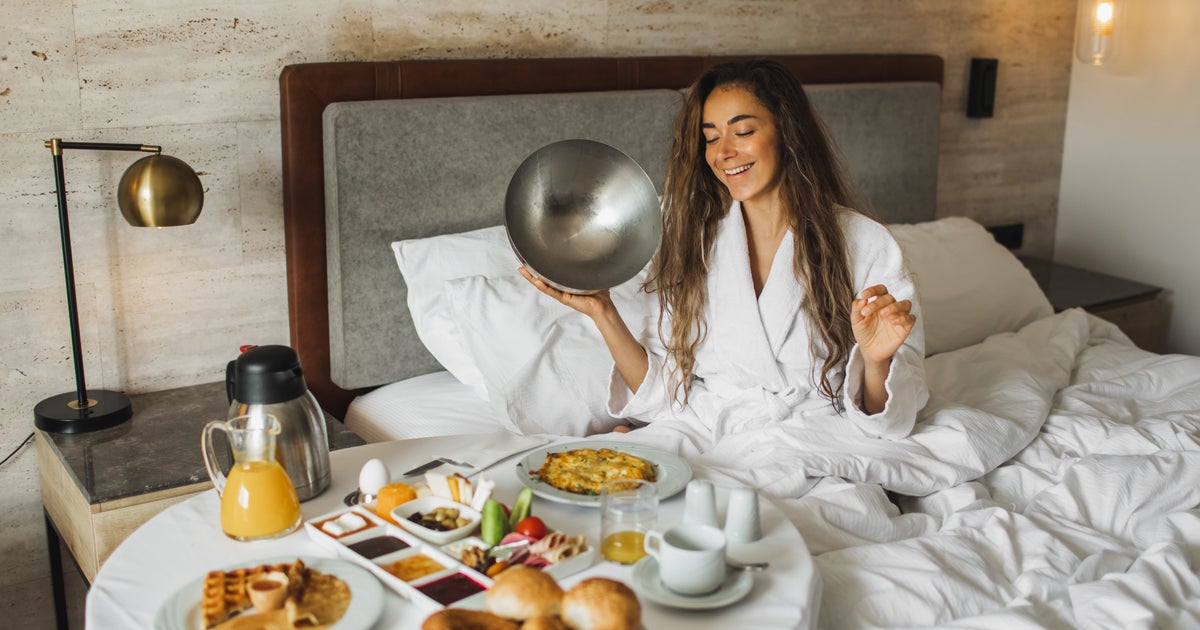 6 situations in which it is actually worth ordering room service