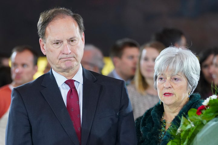 Richter Samuel Alito, hier im Jahr 2020 mit seiner Frau Martha Ann zu sehen, weigerte sich in mehreren Fällen, wegen der Folgen einer Reihe von an seinem Wohnsitz gehissten Flaggen seinen Dienst zu verweigern, und sagte, seine Frau sei für die öffentliche Zurschaustellung von Rechtsextremismus verantwortlich.  Ikonen in seinem Haus.