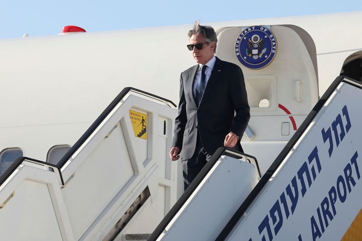 O αμερικανός ΥΠΕΞ έφθασε το απόγευμα της Δευτέρας 10 Ιουνίου 2024 στο Τελ Αβίβ στο πλαίσιο της 8ης περιοδείας του στην Μέση Ανατολή, από τη την έναρξη του πολέμου στην Γάζα, πριν 8 μήνες. 