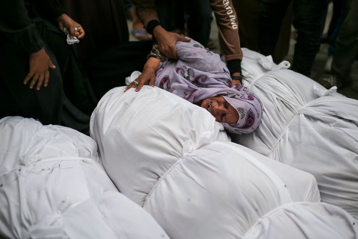 Θρήνος πάνω από τις σορούς αγαπημένων που σκοτώθηκαν σε νέα ισρηλινή αεροπορική επιδρομή στην Γάζα (Ντεϊρ Αλ Μπαλάχα, Γάζα, 10 Ιουνίου 2024)