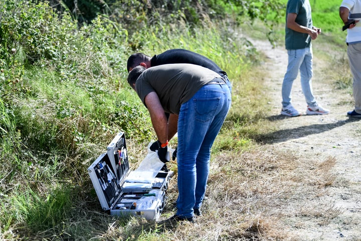 Τα στελέχη της Υποδιεύθυνσης Ασφάλειας Πύργου μεταξύ Λεχαινών και Αρετής στη θέση Καταρράχι, όπου βρήκαν το άψυχο κορμί της 11χρονης, την Δευτέρα, 10 Ιουνίου.