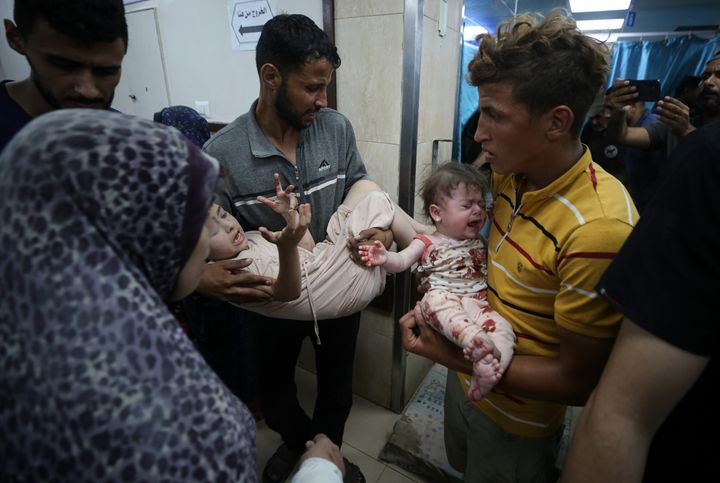 Παλαιστίνιοι στη Γάζα σπεύδουν στο νοσοκομείο Αλ Ακσά με παιδιά στην αγκαλιά μετά την επιχείρηση του ισραηλινού στρατού στην Νουσεϊράτ για την διάσωση τεσσάρων ισραηλινών ομήρων που κρατούσε η Χαμάς. 274 Παλαιστίνιοι σκοτώθηκαν και εκατοντάδες τραυματίστηκαν κατά την διάρκεια αυτής της επιχείρησης που διεξήχθη από στεριά και αέρα (8 Ιουνίου 2024)