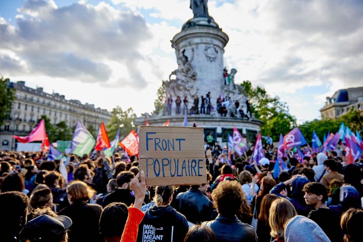 Πολίτες διαδηλώνουν στην Place de la Republique ενάντια στη νίκη του γαλλικού ακροδεξιού κόμματος Rassemblement National (RN) στις ευρωπαϊκές εκλογές. Παρίσι, στις 10 Ιουνίου 2024.