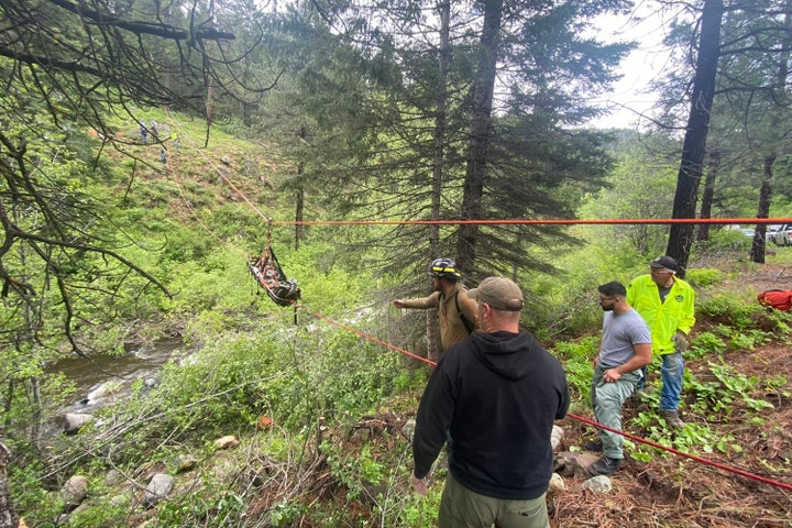 Auf diesem vom Baker County Sheriff's Office bereitgestellten Foto helfen Einsatzkräfte bei Rettungsbemühungen, nachdem ein Fahrzeug am 3. Juni in Oregon gegen eine Brücke auf der U.S. Forest Service Route 39 gekracht ist.