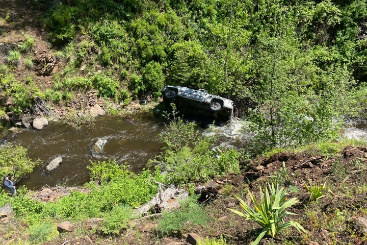 Ein Fahrzeug wurde gesehen, nachdem es auf der U.S. Forest Service Road 39 gegen eine Brücke gekracht war.