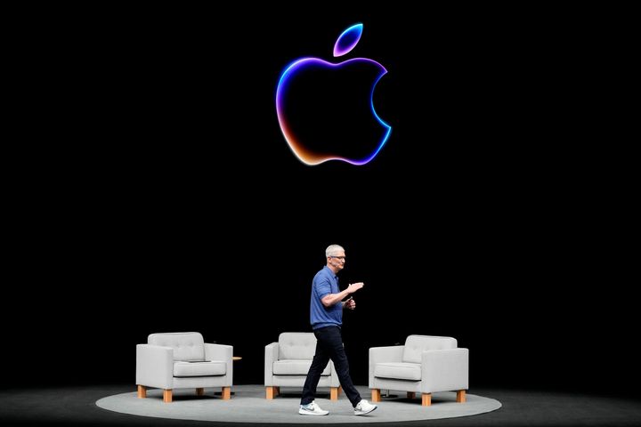 Ο διευθύνων σύμβουλος της Apple, Τιμ Κουκ, στην εκδήλωση της Apple τη Δευτέρα, 10 Ιουνίου