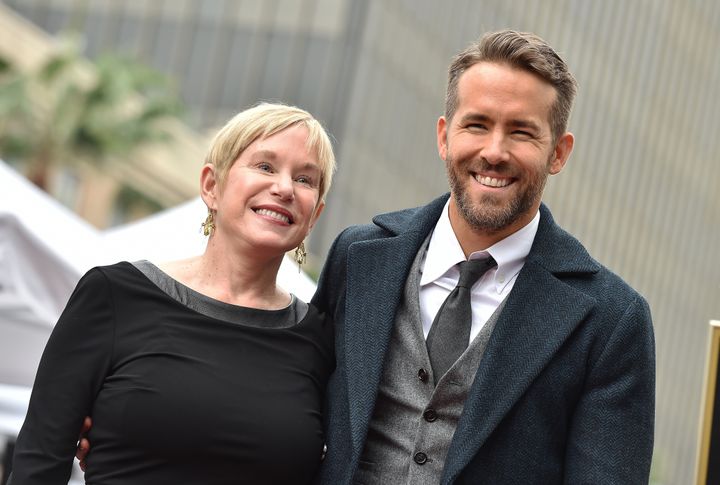 Ryan Reynolds dan ibu Tammy Reynolds menghadiri upacara penghormatan kepada aktor tersebut dengan bintang di Hollywood Walk of Fame pada 15 Desember 2016.