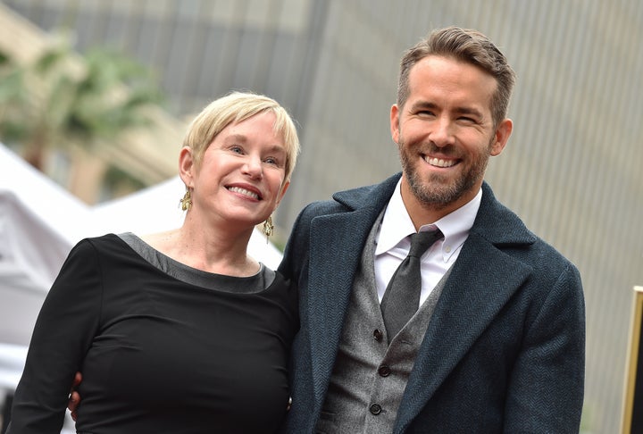 Ryan Reynolds und seine Mutter Tammy Reynolds nehmen am 15. Dezember 2016 an einer Zeremonie zur Ehrung des Schauspielers mit einem Stern auf dem Hollywood Walk of Fame teil.