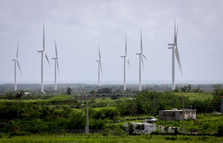 Un parque eólico permanece inactivo el 20 de septiembre de 2022 en Santa Isabel, Puerto Rico. La isla amaneció con un corte general de energía eléctrica luego de que el huracán Fiona azotara este territorio caribeño.