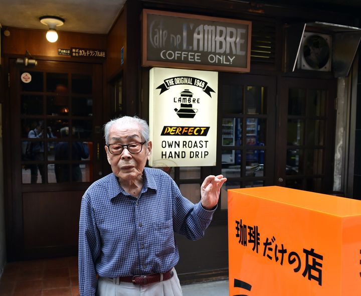 Eigenaar van koffiehuis Ichiro Sekiguchi staat voor zijn zaak Cafe de L'Ambre in Tokio op 8 oktober 2014.