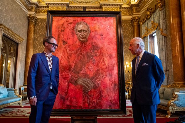 バッキンガム宮殿で公開されたチャールズ国王の肖像画。（左から）描いた画家のジョナサン・ヨー氏とチャールズ国王（2024年5月14日）