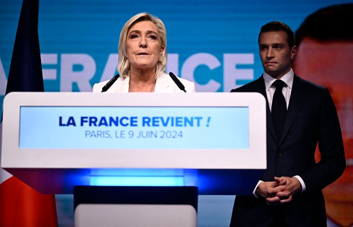 由玛丽娜·勒庞（左）领导的国民联盟党希望在法国提前举行的议会选举中充分利用在欧盟选举中的强势表现。