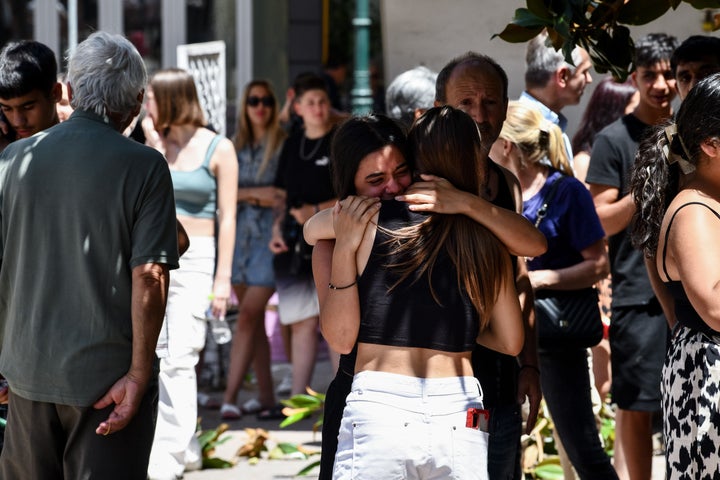 Συγγενείς και φίλοι της 11χρονης Βασιλικής έξω από το Μέγαρο της Διεύθυνσης Αστυνομίας Ηλείας.