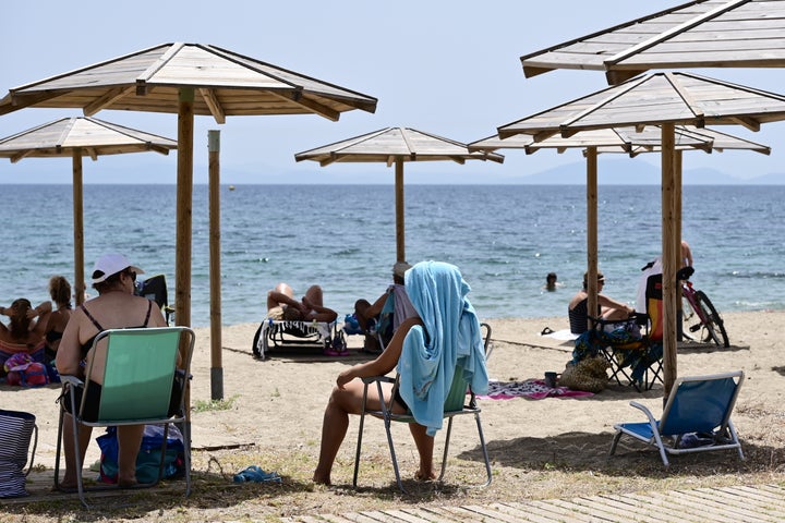 Λουόμενοι δροσίζονται στην παραλία της Νέας Μάκρης - Τετάρτη, 12 Ιουνίου 2024.