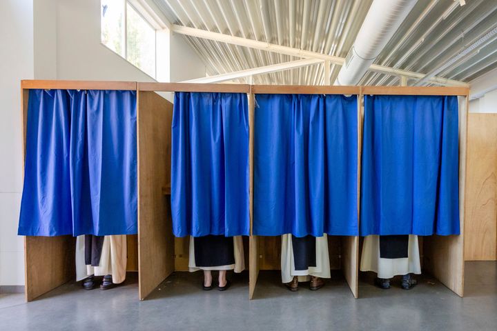 9 Ιουνίου 2024 Βέλγιο Μοναχοί ασκούν το εκλογικό τους δικαίωμα στο Βέλγιο.