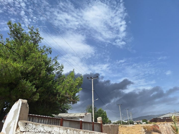 Καπνοί στον ουρανό από την πυρκαγιά