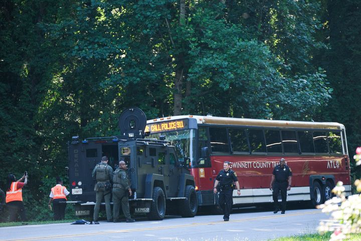 Nach einer langen Verfolgungsjagd der Polizei kam am Dienstag in Smoke Rise, Georgia, ein Kreisbus zum Stehen.