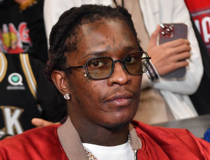 Rapper Young Thug besucht das Spiel zwischen Phoenix Suns und Atlanta Hawks am 3. Februar 2022 in Atlanta, Georgia.