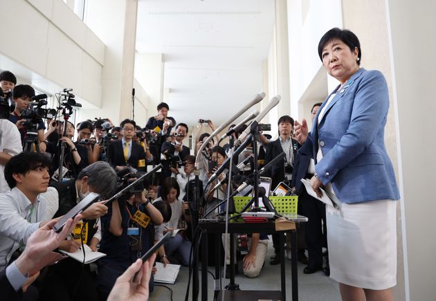 出馬表明後、記者団の質問に答える東京都の小池百合子知事＝6月12日、東京都新宿区