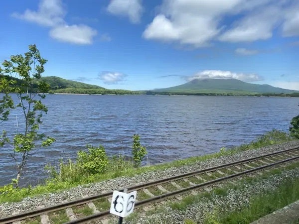 北海道の素晴らしい自然を見ながら鉄道で移動