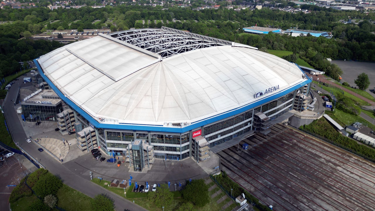 Η γνώριμη AufSchalke Arena στο Γκελζενκίρχεν.