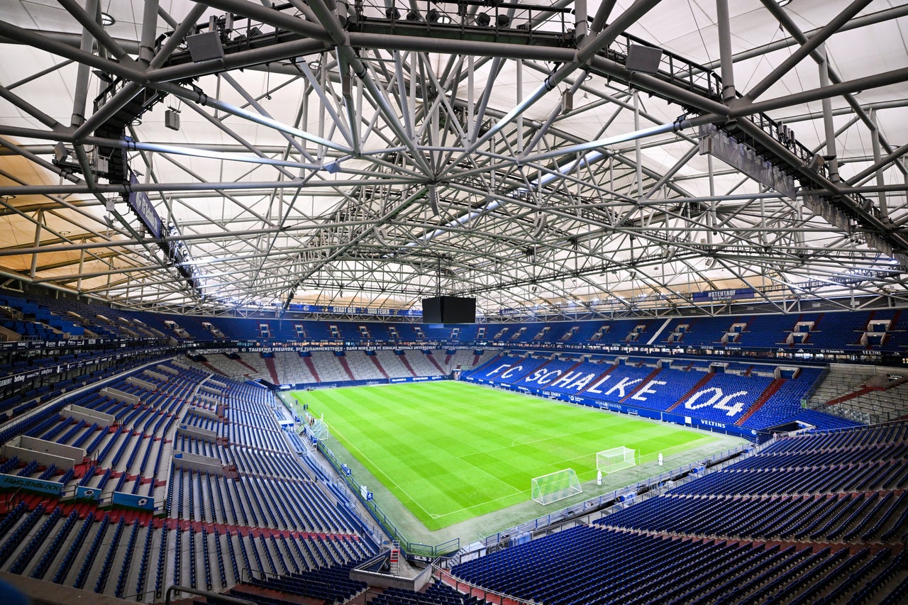 Η Veltins Arena, όπως ονομάζεται πλέον, ήταν ένα από τα πιο υπερσύγχρονα στάδια στον κόσμο όταν άνοιξε τις πύλες του το 2001.