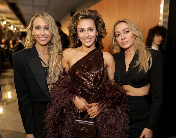 Tish Cyrus, Miley Cyrus und Brandi Cyrus nehmen an den 66. Grammy Awards am 4. Februar in Los Angeles teil.