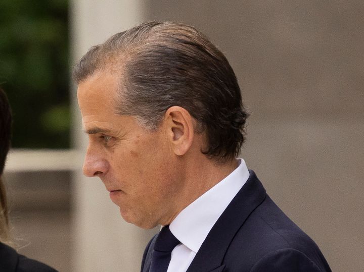 Hunter Biden, Sohn von US-Präsident Joe Biden, verlässt am 11. Juni 2024 das J. Caleb Boggs Federal Building in Wilmington, Delaware. Eine Jury befand Hunter Biden am 11. Juni wegen Waffenvorwürfen des Bundes im historischen ersten Strafverfahren der Vereinigten Staaten für schuldig Versuch.  Kind eines amtierenden amerikanischen Präsidenten.  Der 54-jährige Sohn von Präsident Joe Biden wurde der drei gegen ihn erhobenen Bundesanklagen für schuldig befunden, berichteten CNN und andere US-Medien.  (Foto von Ryan Collierd/AFP) (Foto von Ryan Collierd/AFP über Getty Images)