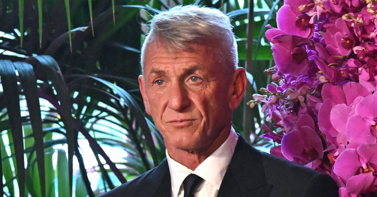 Sean Penn Apparently Snuck Smokes At White House With Unexpected Help