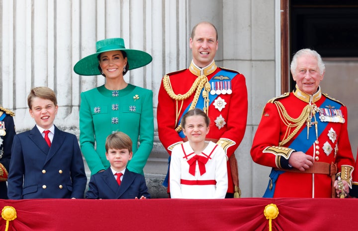 La Famiglia del Galles e Carlo III guardano il flypast della RAF dal balcone di Buckingham Palace durante il Trooping the Colour il 17 giugno 2023 a Londra, Inghilterra.