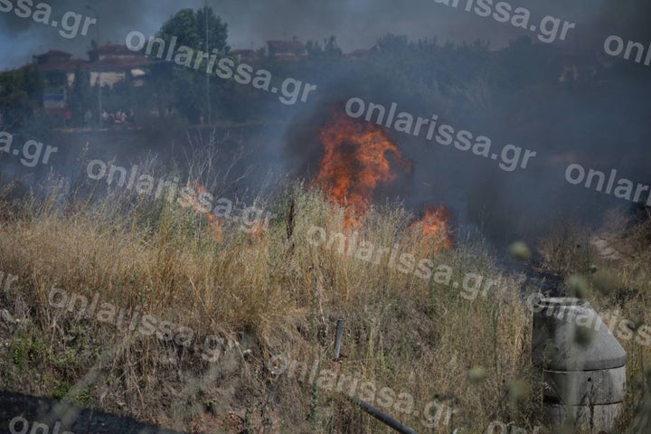 Σε εξέλιξη μεγάλη επιχείρηση της Πυροσβεστικής για τη φωτιά στον Άγιο Θωμά