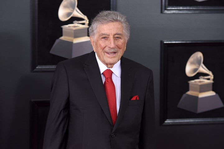 NOVA IORQUE, NY - 28 DE JANEIRO: Tony Bennett participa do 60º Prêmio GRAMMY Anual - Chegadas ao Madison Square Garden em 28 de janeiro de 2018 na cidade de Nova York. (Foto de Presley Ann/Patrick McMullan via Getty Images)