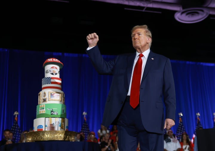 WEST PALM BEACH, FL – 14. JUNI: Der ehemalige Präsident Donald Trump steht neben einer ihm geschenkten Geburtstagstorte, bevor er am 14. Juni 2024 im Palm Beach Convention Center in West Palm Beach, Florida, mit Mitgliedern der Club 47-Gruppe spricht.  Trump feierte im Rahmen der Veranstaltung seinen 78. Geburtstag.  (Foto von Joe Raedle/Getty Images)