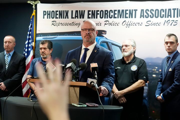 Darrell Kraepelin, Präsident der Phoenix Law Enforcement Association, die rund 2.200 Beamte in Phoenix vertritt, beantwortet eine Frage nach der Veröffentlichung des Berichts des Justizministeriums über das Phoenix Police Department während einer Pressekonferenz am Donnerstag, 13. Juni 2024, in Phoenix.  Das Justizministerium erklärte, die Polizei von Phoenix diskriminiere Schwarze, Hispanoamerikaner und amerikanische Ureinwohner, halte Obdachlose unrechtmäßig fest und wende übermäßige Gewalt an, einschließlich ungerechtfertigter tödlicher Gewalt.  (AP Photo/Ross D. Franklin)