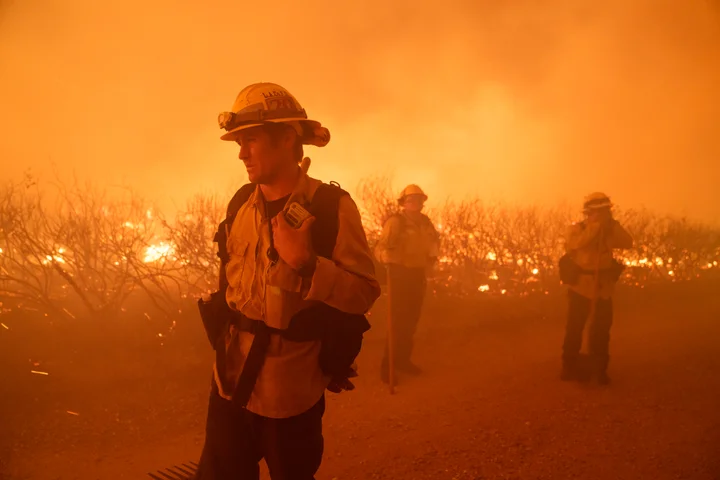 Wildfire North Of Los Angeles Spreads As Authorities Evacuate 1,200 People (huffpost.com)