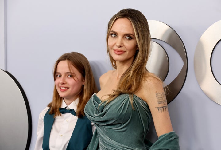 Angelina Jolie und ihre Tochter Vivienne nehmen an den 77. Tony Awards in New York teil, um... "Fremde."