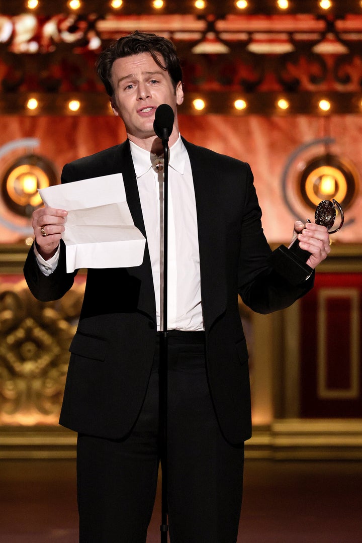 Jonathan Groff erhält den Preis als bester Schauspieler in der Kategorie Musical "Fröhlich rollen wir dahin" Auf der Bühne während der 77. jährlichen Tony Awards im David H. Koch Theater im Lincoln Center am 16. Juni 2024.