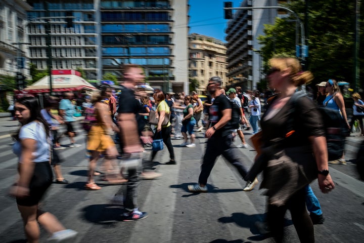 Πολίτες διασχίζουν τον δρόμο στο Σύνταγμα - Αθήνα, 30/5/2024