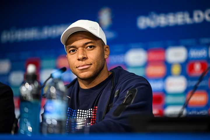 Der französische Star Kylian Mbappe rief am Sonntag das französische Volk zum Wählen auf und warnte davor... 