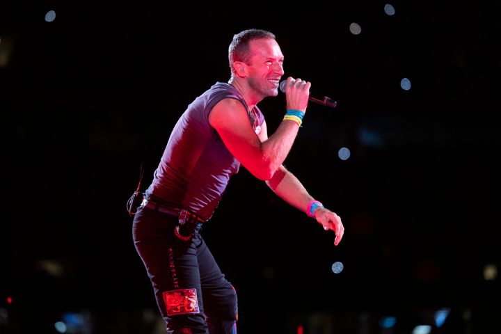 Ο Κρις Μάρτιν των Coldplay επί σκηνής. (Photo by Matt Jelonek/WireImage)