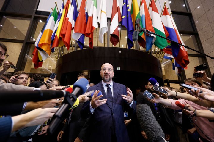 Ο πρόεδρος του Ευρωπαϊκού Συμβουλίου Σαρλ Μισέλ απευθύνεται στους δημοσιογράφους κατά την ολοκλήρωση της συνόδου κορυφής της ΕΕ στο κτίριο του Ευρωπαϊκού Συμβουλίου στις Βρυξέλλες, νωρίς το πρωί της Τρίτης 18 Ιουνίου 2024. Οι 27 ηγέτες της Ευρωπαϊκής Ένωσης συγκεντρώθηκαν στις Βρυξέλλες το βράδυ της Δευτέρας για να αποτιμήσουν τα πρόσφατα αποτελέσματα των ευρωπαϊκών εκλογών και να ξεκινήσουν την επίπονη διαδικασία διανομής των κορυφαίων θέσεων εργασίας του μπλοκ, αλλά θα παίξουν το συνηθισμένο πολιτικό τους παιχνίδι