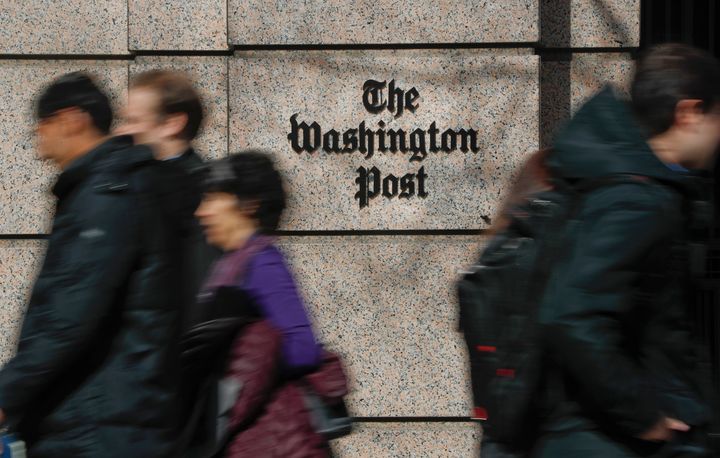 Menschen gehen 2019 am One Franklin Square-Gebäude vorbei, der Heimat der Washington Post. (AP Photo/Pablo Martinez Monsivais, Datei)