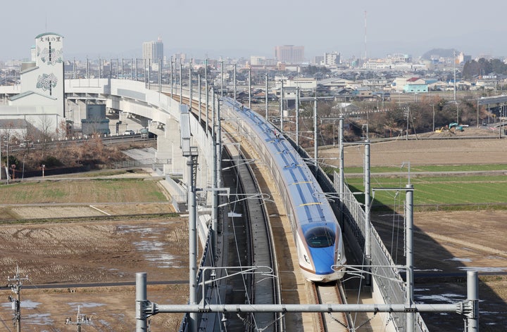 北陸新幹線の金沢―敦賀間が延伸開業し、福井市内を走行する北陸新幹線＝2024年3月16日午後