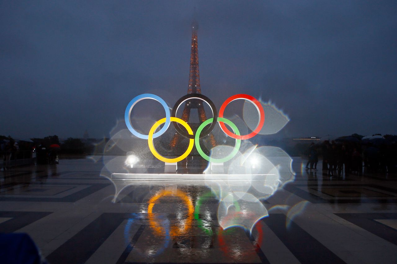 Το σύμβολο των Ολυμπιακών Αγώνων και στο βάθος ο Πύργος του Άιφελ στο Παρίσι που φέτος φιλοξενεί την διοργάνωση.