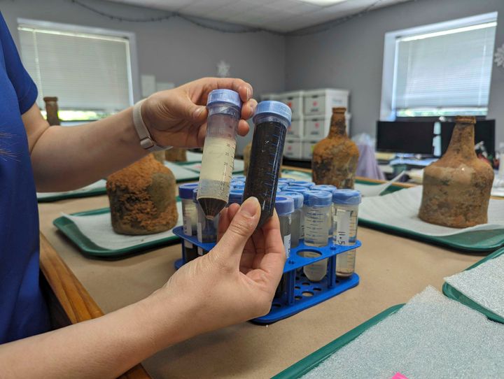 Τα φιαλίδια στα οποία οι ερευνητές τοποθέτησαν μέρος του περιεχομένου από τα μπουκάλια που ανακάλυψαν, προκειμένου να προχωρήσουν στην ανάλυσή του.